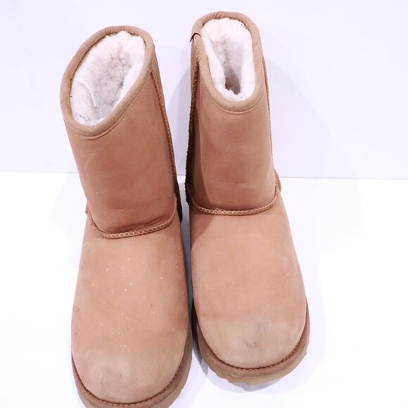 UGGS: Kids Classic Short - Size 5 - Picture 2 of 9